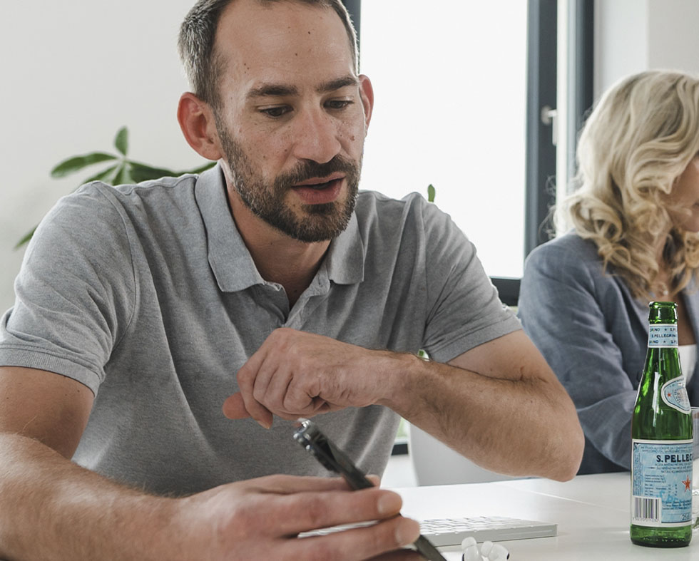 Joshua Hemel in einem Gespräch zum Thema Design undProjektmanagement für eine Marketing Maßnahme.